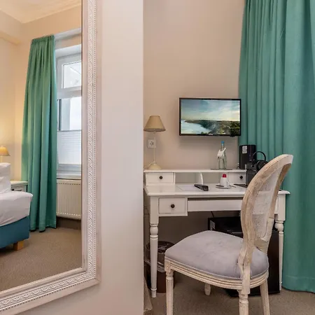 Strandhotel Zur Promenade Отель 3*